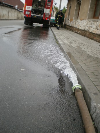 Čerpání vody ze sklepa v ulici Na plevně v Cítolibech 4.6