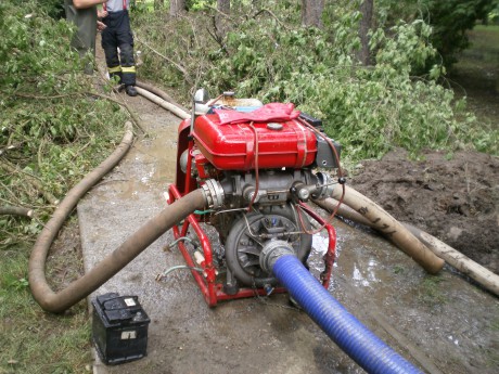 Čerpání vody z parku v ul. K Veledromu v lounech 15.6. 07
