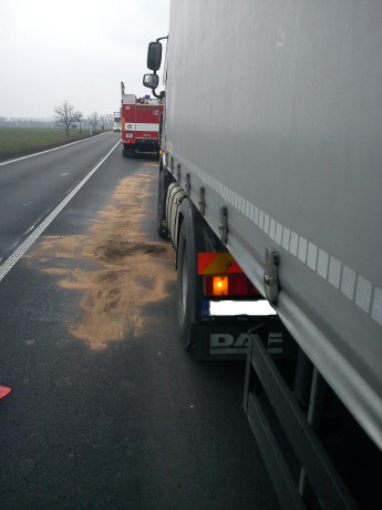 Únik oleje z turba NA na silnici I-7 před obcí Sulec 5.3.2014