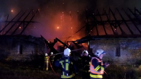 20.6.2021 - Požár stodoly se slámou v obci Jimlín (5)