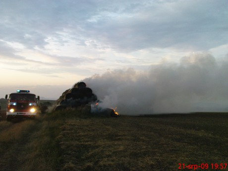 Požár stohu mezi obcemi Líšťany a Brodec  .JPG