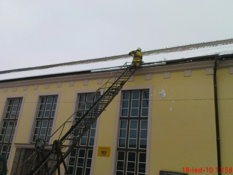 Odstranění sněhu z obecního úřadu v Cítolibech (9).JPG