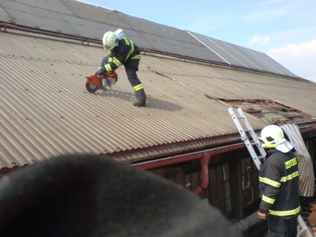 Požár střechy na kotlárně v Lostru - Louny (3).JPG