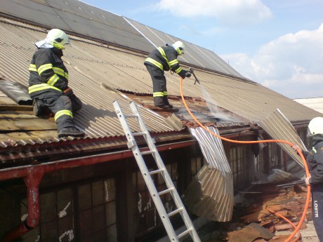Požár střechy na kotlárně v Lostru - Louny (10).JPG