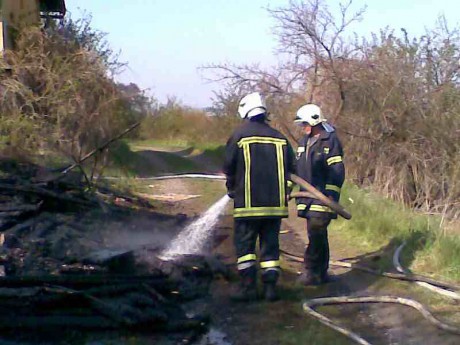 Požár drážního domku na vlakové zastávce v Chlumčanech (1).jpg