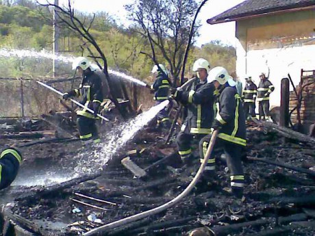 Požár drážního domku na vlakové zastávce v Chlumčanech (2).jpg