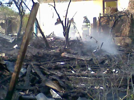 Požár drážního domku na vlakové zastávce v Chlumčanech.jpg