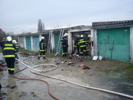 Požár garáže v ul. V Domcích v Lounech (3)
