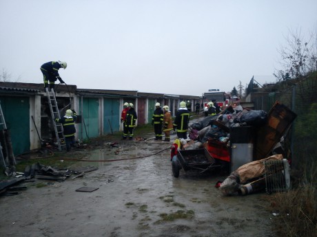 Požár garáže v ul. V Domcích v Lounech (6)